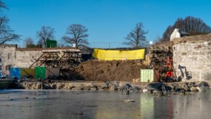 Twee jaar na de instorting van de Maastrichtse stadswal is duidelijk: ‘De muur exact zo terugbouwen als ie was, dat kan niet’