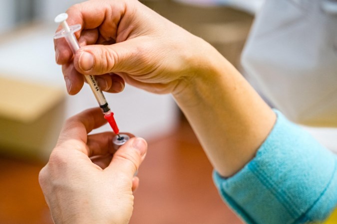 Eindelijk overzicht: wie krijgt welk vaccin? En waarom mag je niet kiezen welk middel je krijgt?