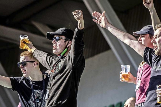 Weer ouderwets juichen in een voetbalstadion: ‘We hebben even onze vrijheid terug’