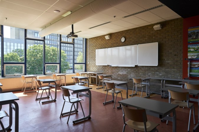 ‘Kabinet wil avondklok verlengen, middelbaar onderwijs deels open’
