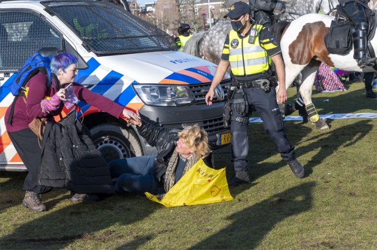 Demonstratie Museumplein na charge ME beëindigd