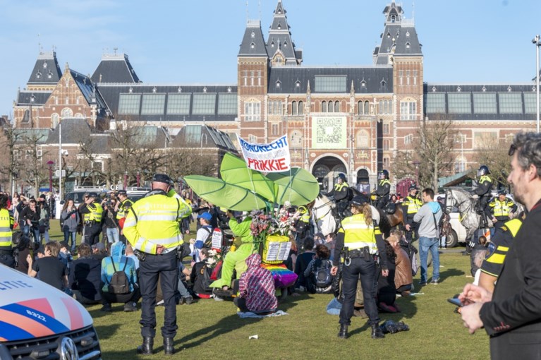 Demonstratie Museumplein na charge ME beëindigd