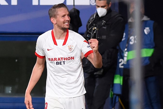 Luuk de Jong draagt met prachtige treffer bij aan zege Sevilla