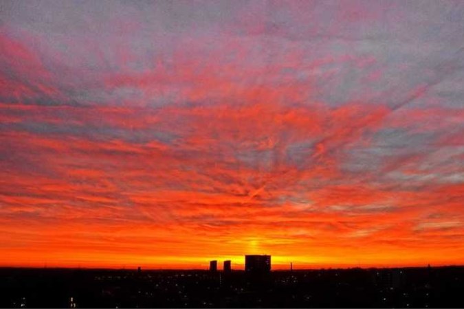 Saharastof trekt over Nederland: fraaie zonsopkomsten en overdag wazig