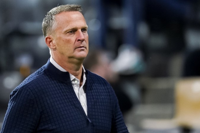 Van den Brom mag voorlopig blijven na crisisberaad in Genk