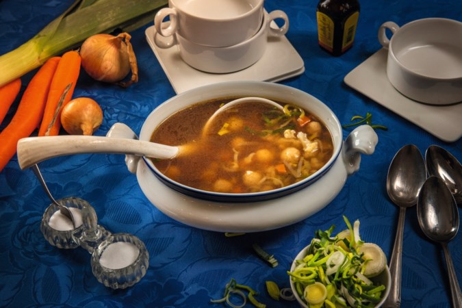Al 65 jaar maakt Annie deze heerlijke ‘ribkessoep’, soep getrokken van spareribs