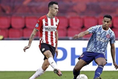 Ajax ontsnapt tegen PSV na penalty in blessuretijd