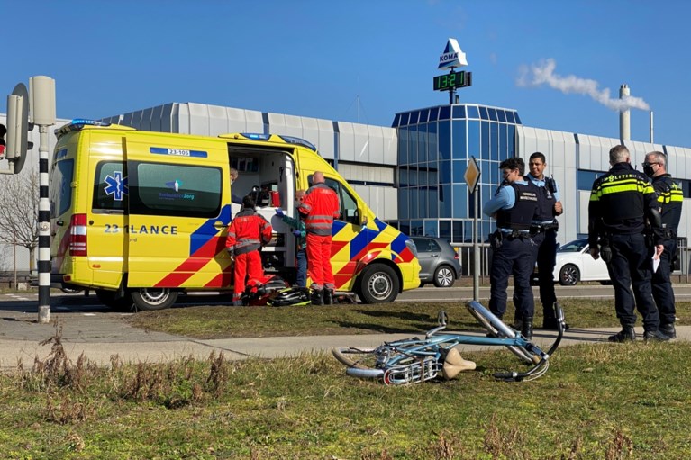 Fietsster gewond bij aanrijding met personenauto