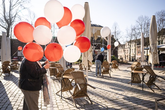Foto van de week: Roermondse horeca voert ‘feestelijk’ actie om de terrassen weer te mogen openen 