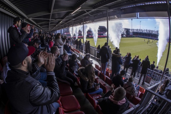 Almere City FC roept toeschouwers op zich te laten testen: ‘Geef de heersende negativiteit geen kans’