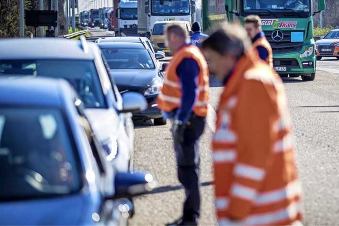 Automobilist zonder coronatest uit risicogebied riskeert 435 euro boete