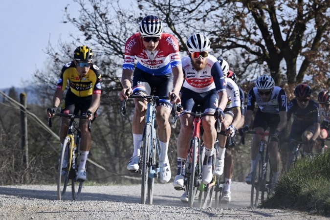 Boefje Mathieu van der Poel geeft kleur aan het grijze peloton