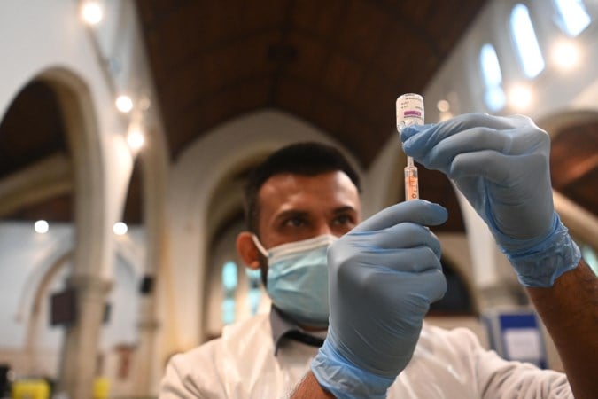 Vaccin van farmaceut AstraZeneca ligt onder een vergrootglas na gevallen van trombose