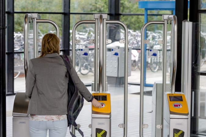 Ov-chipkaart verdwijnt eind volgend jaar, betalen kan voortaan via pas en telefoon