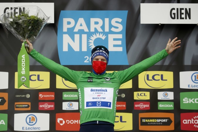 Bennett wint vijfde rit Parijs-Nice, Roglic behoudt ondanks valpartij de leiding