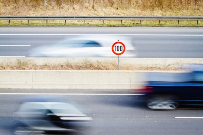 Een jaar maximaal 100 op de snelweg: zijn we er intussen aan gewend?