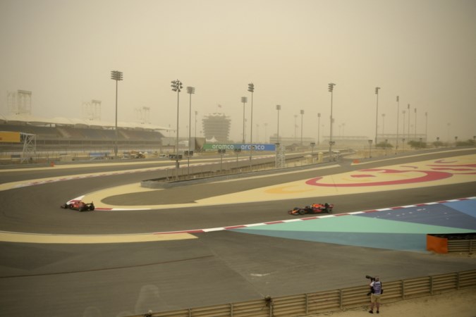 Zandstorm weerhoudt Verstappen niet van snelle woestijnrit