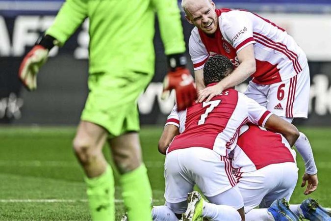 Koploper Ajax vergroot voorsprong op PSV