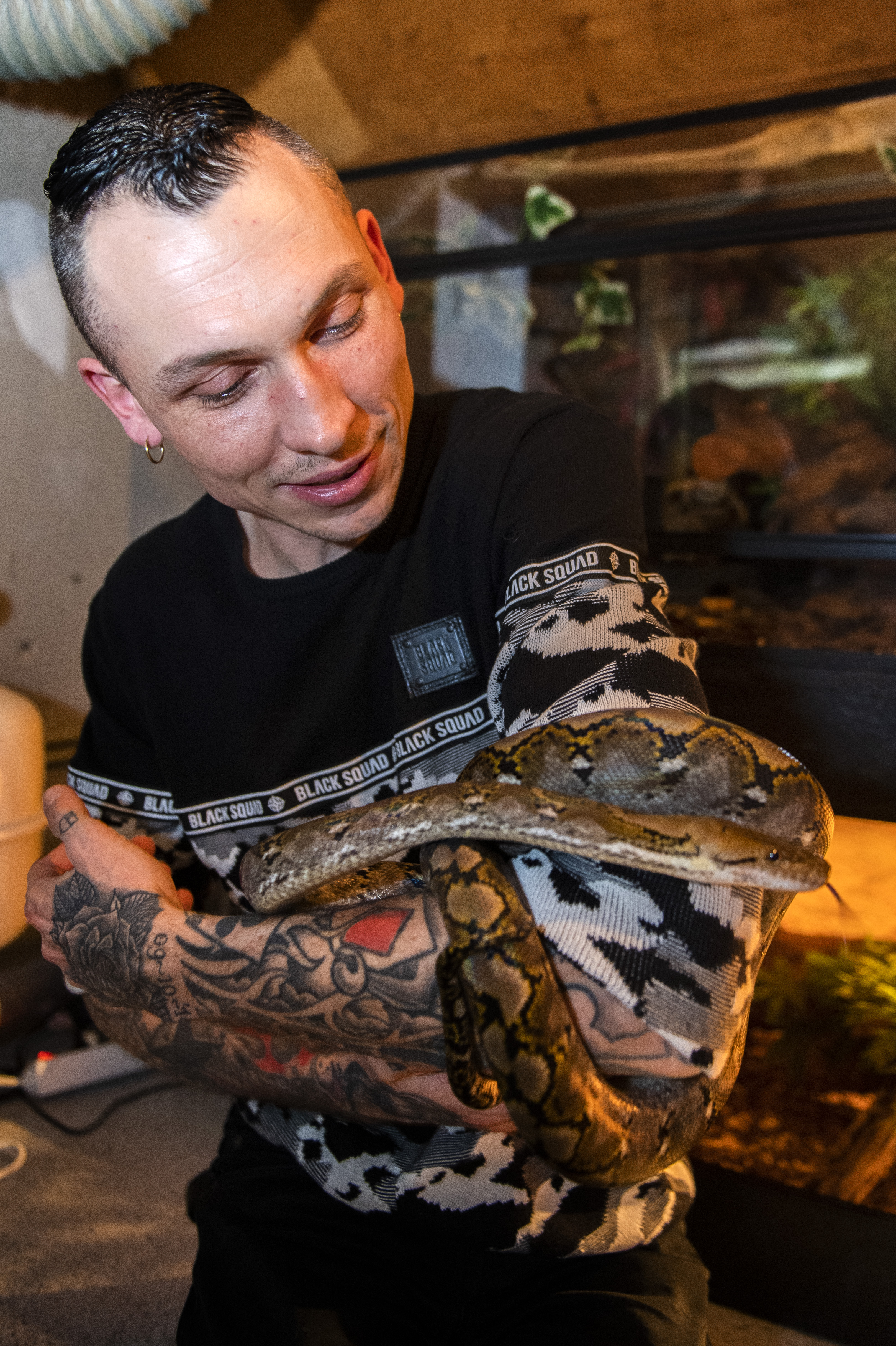 Boven hoofd en schouder Inademen bloed Bijzondere dierenliefde: mensen met een slang als huisdier - De Limburger  Mobile