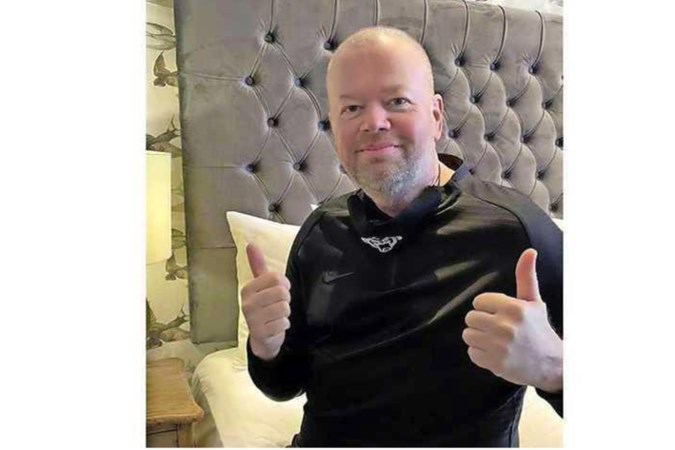 Raymond van Barneveld laat van zich horen na flauwte