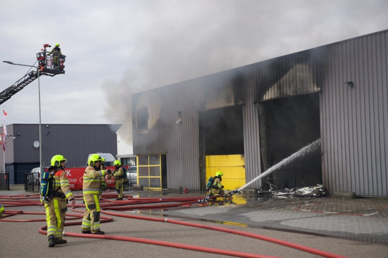Video: Bedrijven ontruimd bij grote brand in Landgraaf, drie gewonden