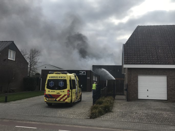 Video: Bedrijven ontruimd bij grote brand in Landgraaf, drie gewonden
