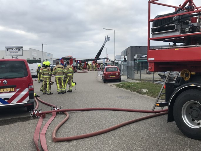 Video: Bedrijven ontruimd bij grote brand in Landgraaf, drie gewonden