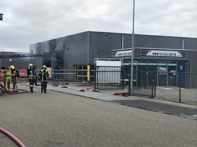 Video: Bedrijven ontruimd bij grote brand in Landgraaf, drie gewonden