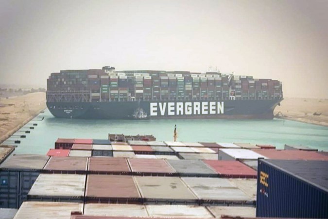 Vastgelopen op Suezkanaal: ‘Boot van 400 meter lang is een enorm stuk staal’