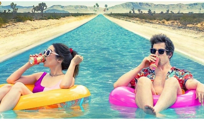 Filmrecensie ‘Palm Springs’: hoe geef je kleur aan de sleur van het leven?