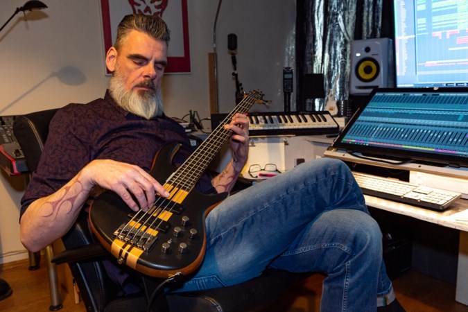 Bassist Stephan Rijken start opnieuw met schone lei: ‘Ik wil beginnende muzikanten helpen ontdekken waar hun kansen en grenzen liggen’