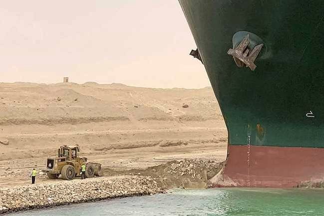 Lostrekken vastgelopen schip op Suezkanaal kan weken duren: ’Zo vast als een gestrande walvis’