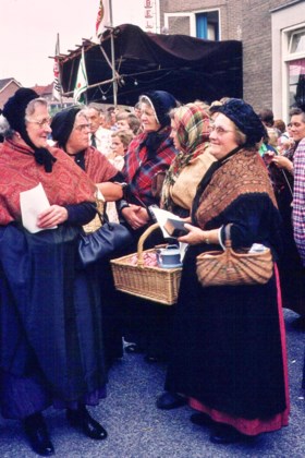 Bèsjen van Stein houden folkloristische klederdracht levend