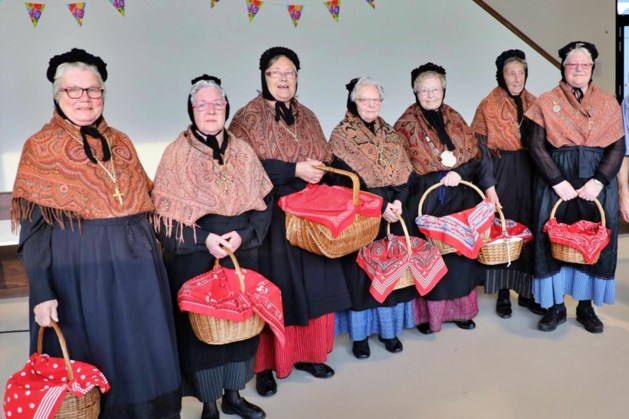 Bèsjen van Stein houden folkloristische klederdracht levend