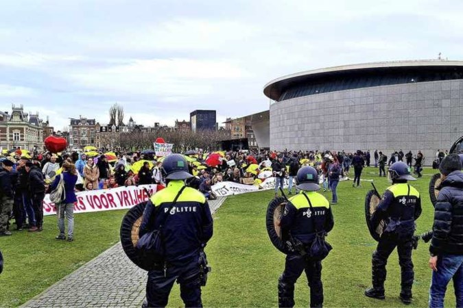 Noodbevel Museumplein: ME moet ingrijpen