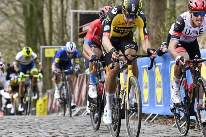 Wout van Aert wint wervelende editie van Gent-Wevelgem