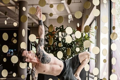 Column: Een man op een yogamatje is een watje, of anders wel zo’n veganistische geitenwollensokkenhippie