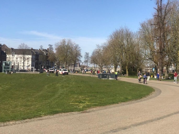 Politie ontruimt stadspark in Maastricht vanwege drukte: boetes uitgedeeld