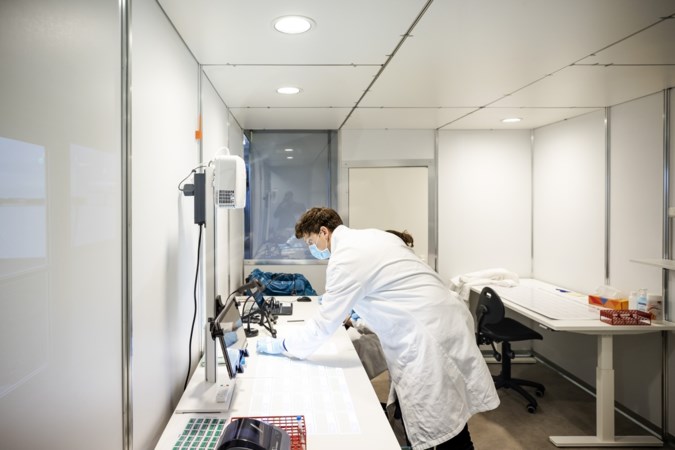 RIVM waarschuwt na flinke toename coronabesmettingen: ‘Alle wijzers in het rood’