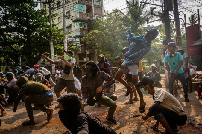 Fotorubriek Perspectief: Op teenslippers het leger in Myanmar te lijf