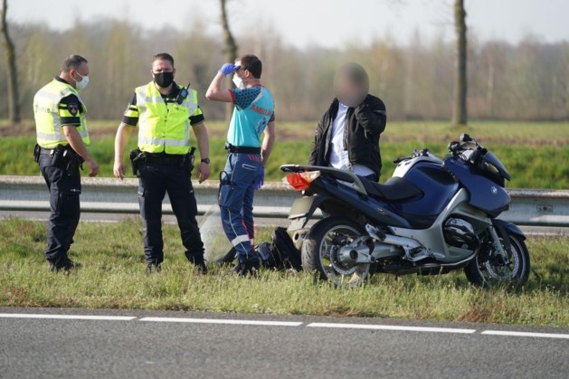 Motorrijder naar ziekenhuis na ongeluk op A2 bij Weert
