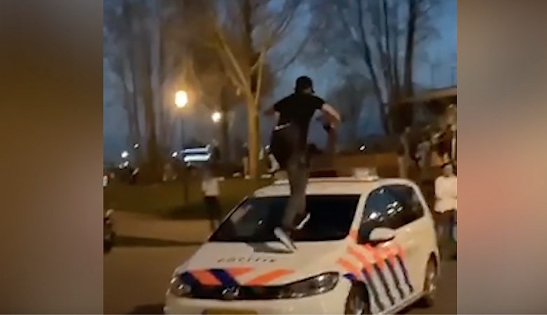 Video: jongeman springt op politieauto in Venlo en zit nu in de cel 
