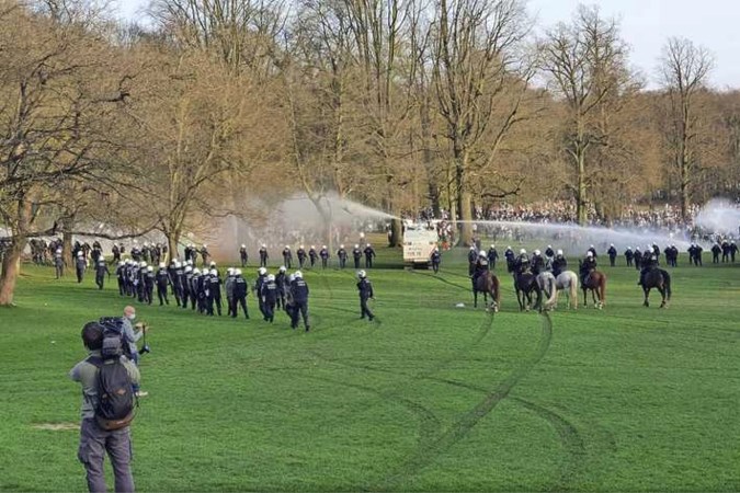 Belgische 1 aprilgrap escaleert: politie zet waterkanon in