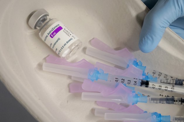 Nederland stopt tijdelijk vaccinatie met AstraZeneca van mensen onder de 60 jaar