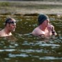 Winterzwemmen in Parkstad: ‘Als je begint te rillen moet je er meteen uitkomen’