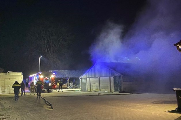 Brandweer rukt uit voor brand in dak loods in Sevenum