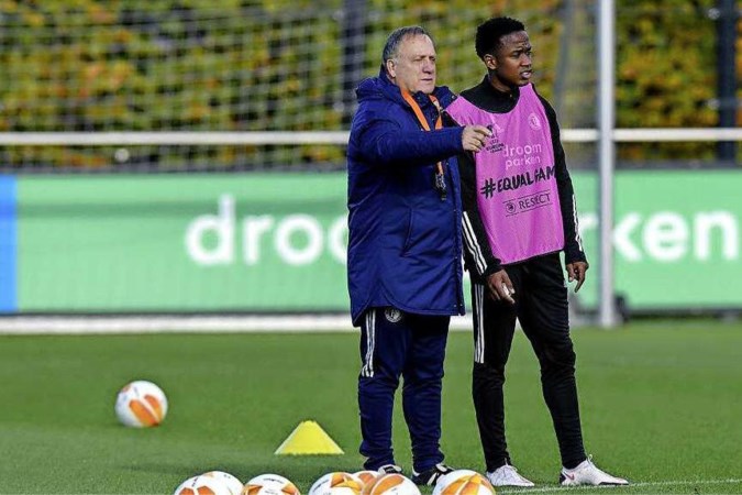 Uitbarsting virus blijkt nog groter bij Feyenoord; Advocaat maakt zich nu ook zorgen om zichzelf