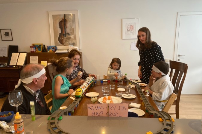 Kinderen bezorgen Marijntje uit Maastricht een onvergetelijke verjaardag met ‘sushi-express’ in woonkamer
