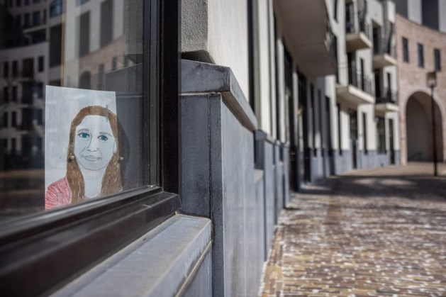 Door de ramen gluren naar een expositie, het kan in Heerlen op Maanplein 12