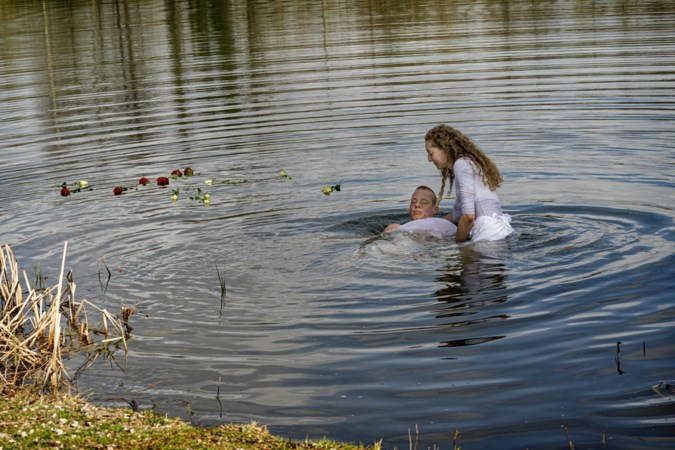 Iwan uit Heerlen laat zich dopen in het meertje van de ENCI-groeve: ‘Mooi om het midden in de natuur te doen’